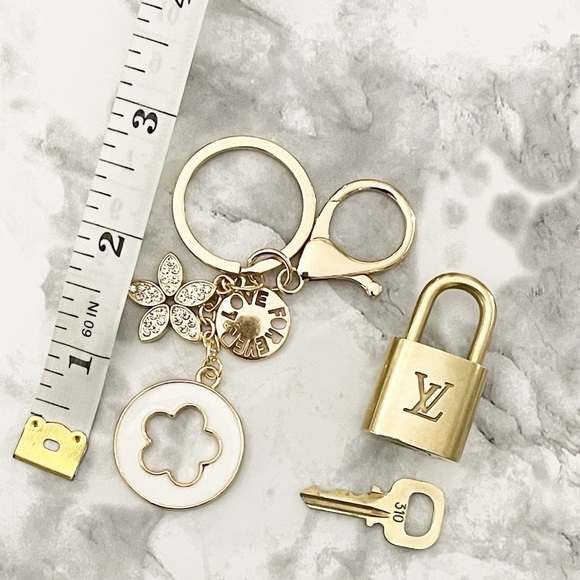 ✨AUTHENTIC✨ Louis Vuitton Lock & Key #310 with White Floral Unbranded Key Holder - Picture 6 of 7
